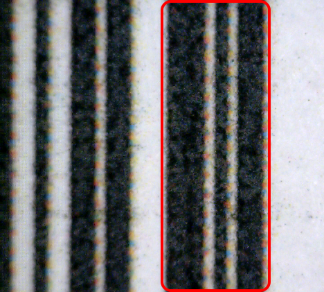 テクノベインズの検証サービスで用いる電子顕微鏡で撮影した拡大画像。LP-S6500で印刷したバーコードを約65倍拡大。